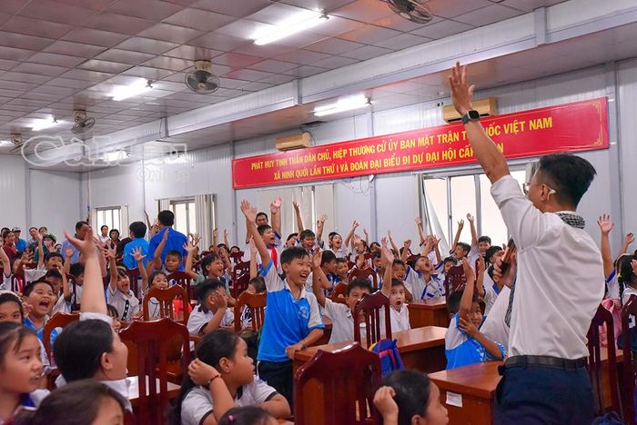 Học sinh hào hứng tham gia các hoạt động vui chơi trong chương trình Trung thu.