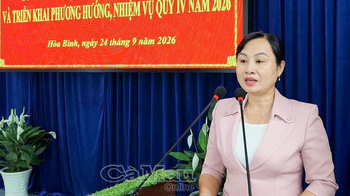 Đồng chí Đỗ Ái Lam, Phó Bí thư Đảng uỷ, Chủ tịch UBND xã Hoà Bình, trình bày báo cáo sơ kết 9 tháng và triển khai nhiệm vụ những tháng còn lại của năm 2026.