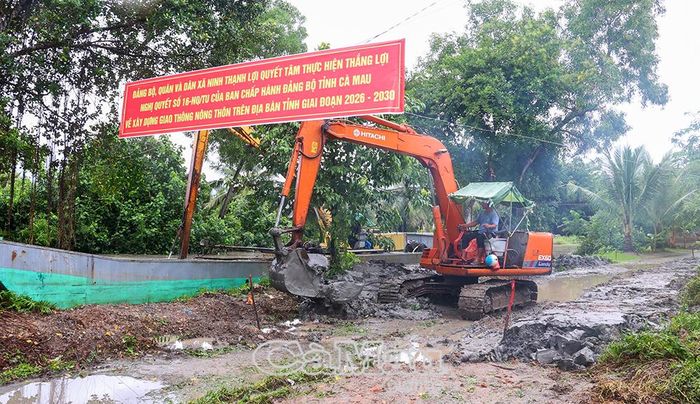 Dự án thi công tuyến đường Kênh Tà Hong, đoạn từ cầu Út Bạch đến chùa Kos Thum, với mặt đường bê tông rộng từ 2 - 3,5 m.