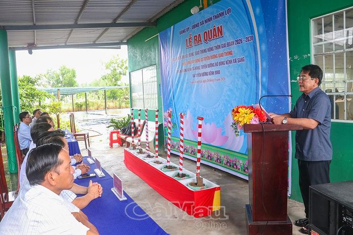 Ông Lê Hoàng Phi, Chủ tịch UBND xã Ninh Thạnh Lợi, phát động ra quân xây dựng giao thông nông thôn trên địa bàn giai đoạn 2026-2030.