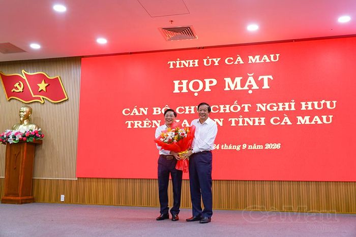 Đồng chí Bùi Văn Nghiêm, Uỷ viên Ban Chấp hành Trung ương Đảng, Phó Trưởng ban Nội chính Trung ương (bìa phải), tặng hoa chúc mừng đồng chí Đặng Văn Dũng, Phó Bí thư Thường trực Tỉnh uỷ Cà Mau, nhiệm kỳ 2025-2030.