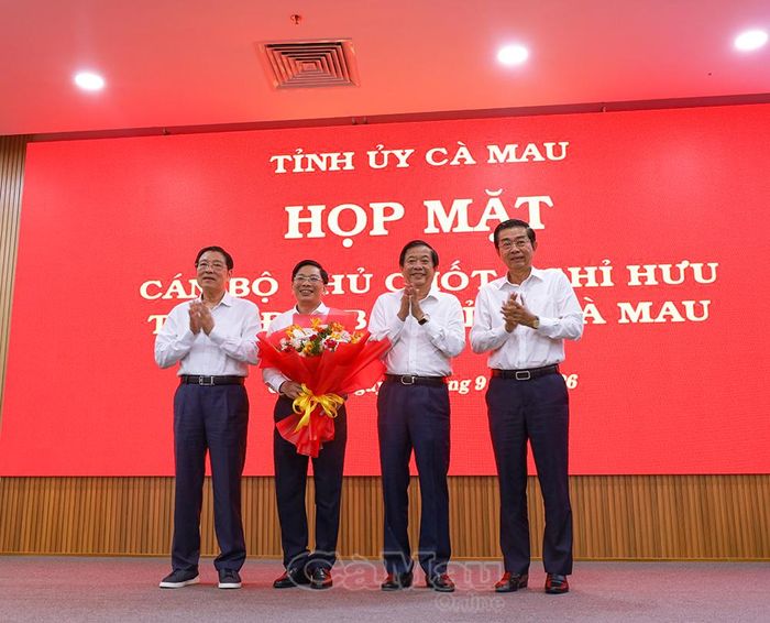 Đồng chí Bùi Văn Nghiêm, Uỷ viên Ban Chấp hành Trung ương Đảng, Phó Trưởng ban Nội chính Trung ương (thứ hai từ phải sang); đồng chí Phan Đình Trạc, nguyên Uỷ viên Bộ Chính trị, nguyên Trưởng Ban Nội chính Trung ương (bìa trái); đồng chí Võ Văn Dũng, nguyên Uỷ viên Ban Chấp hành Trung ương Đảng, nguyên Phó Trưởng ban Thường trực Ban Nội chính Trung ương (bìa phải) tặng hoa chúc mừng đồng chí Đặng Văn Dũng nhận nhiệm vụ mới tại tỉnh Cà Mau.