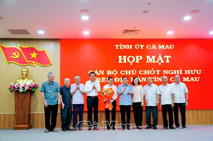 Các đồng chí nguyên lãnh đạo tỉnh Cà Mau qua các thời kỳ tặng hoa chúc mừng đồng chí Đặng Văn Dũng.