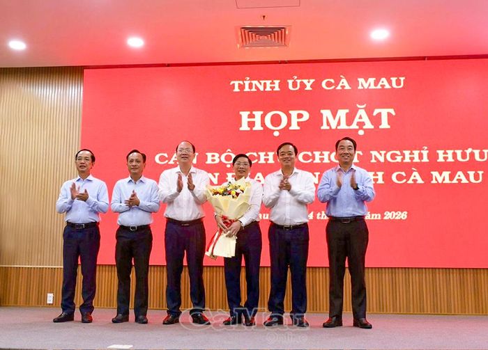 Thường trực Tỉnh uỷ Cà Mau tặng hoa chúc mừng đồng chí Đặng Văn Dũng được Bộ Chính trị điều động, phân công, chỉ định tham gia Ban Chấp hành, Ban Thường vụ Tỉnh uỷ và giữ chức Phó Bí thư Thường trực Tỉnh uỷ Cà Mau, nhiệm kỳ 2025-2030.