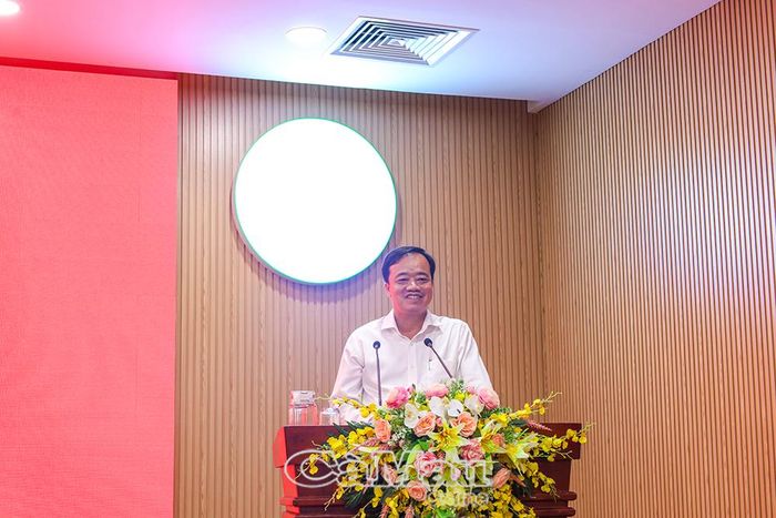 Đồng chí Huỳnh Quốc Việt, Phó Bí thư Tỉnh uỷ Cà Mau, trao đổi, xin ý kiến đóng góp của các đồng chí nguyên lãnh đạo tỉnh qua các thời kỳ.