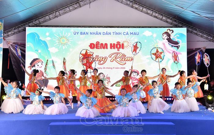 Các tiết mục văn nghệ mang đến không khí vui tươi cho đêm hội.