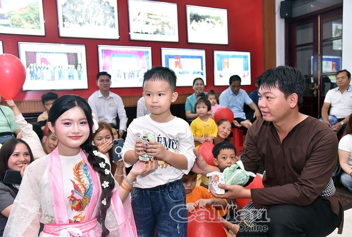 Thiếu nhi tham gia chương trình trả lời câu hỏi về Tết Trung thu và nhận quà.