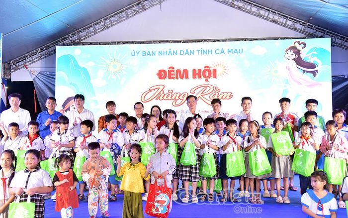 Lãnh đạo tỉnh trao quà Trung thu cho các em thiếu nhi tham dự chương trình.