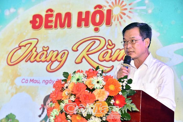 Đồng chí Nguyễn Văn Khởi, Phó Chủ tịch Uỷ ban Mặt trận Tổ quốc Việt Nam tỉnh Cà Mau phát biểu tại đêm hội.