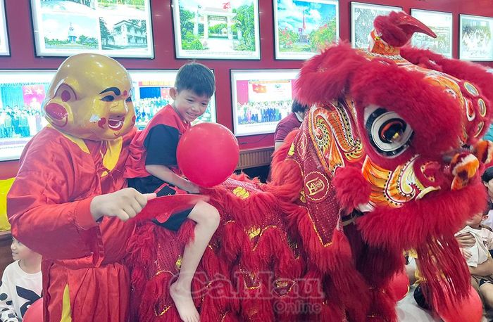 Các em nhỏ được thưởng thức màn múa lân và vui chơi cùng chú lân.