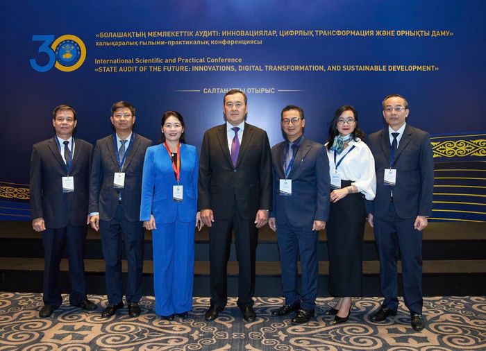 Đoàn công tác của KTNN Việt Nam chụp ảnh lưu niệm cùng Chủ tịch KTNN Kazakhstan Alikhan Smailov. Ảnh: Bé Ngọc