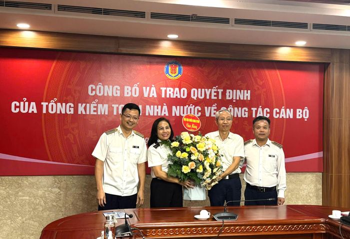 Đại diện Hội cựu chiến binh KTNN tặng hoa cho đồng chí Đỗ Quang Hưng.