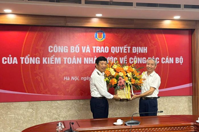 Vụ trưởng Vụ Tổ chức cán bộ Đỗ Văn Tạo tặng hoa cho đồng chí Đỗ Quang Hưng.