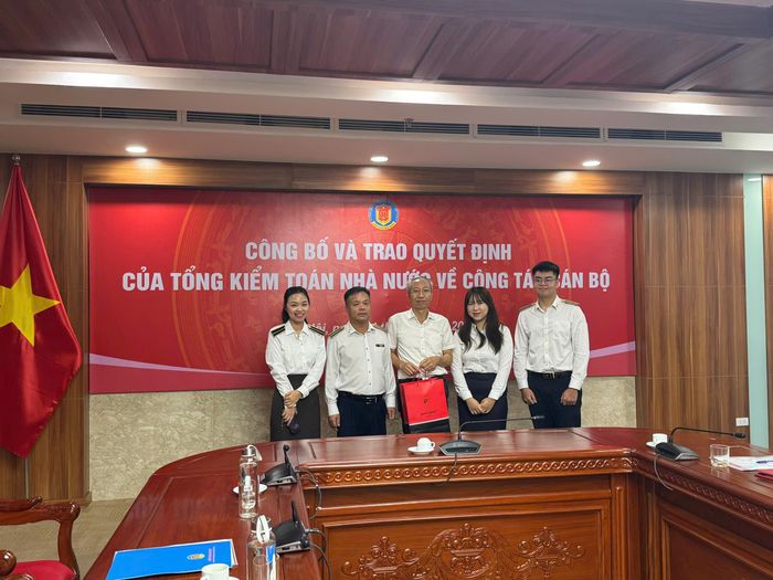 Công chức KTNN chuyên ngành III chúc mừng đồng chí Đỗ Quang Hưng nghỉ hưu theo chế độ.