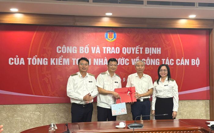 Lãnh đạo KTNN chuyên ngành III tặng quà cho đồng chí Đỗ Quang Hưng.