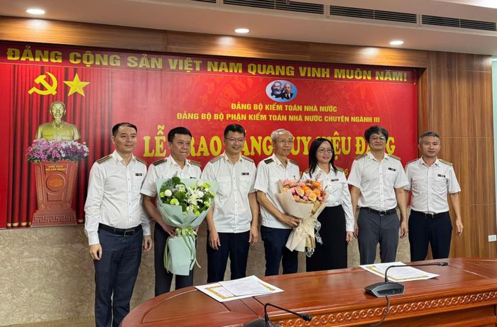 Ban Chấp hành Đảng bộ bộ phận KTNN chuyên ngành III tặng hoa chúc mừng đồng chí Đỗ Quang Hưng và đồng chí Đinh Thanh Hà.