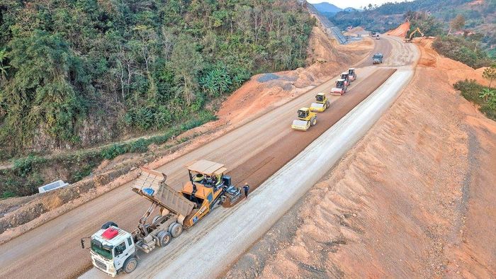 Chính phủ, Bộ Xây dựng và các địa phương đang tập trung tháo gỡ điểm nghẽn, bảo đảm nguồn vật liệu. Ảnh: chinhphu.vn