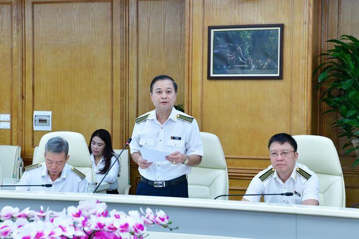 Vụ trưởng Vụ Pháp chế Hoàng Phú Thọ báo cáo tại Hội nghị. Ảnh: M. Thúy
