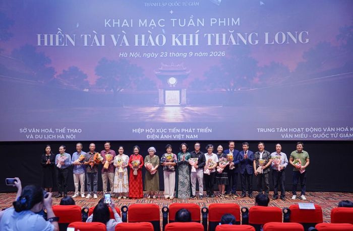 Lãnh đạo UBND TP. Hà Nội tặng hoa chúc mừng các nghệ sĩ, đạo diễn, nhà làm phim tham dự Tuần phim. Ảnh: Sở VHTTDL Hà Nội.