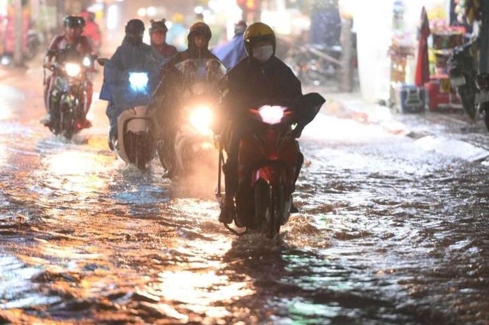 Trung Bộ và Nam Bộ còn mưa lớn, có nơi nguy cơ ngập úng, sạt lở. Ảnh minh họa