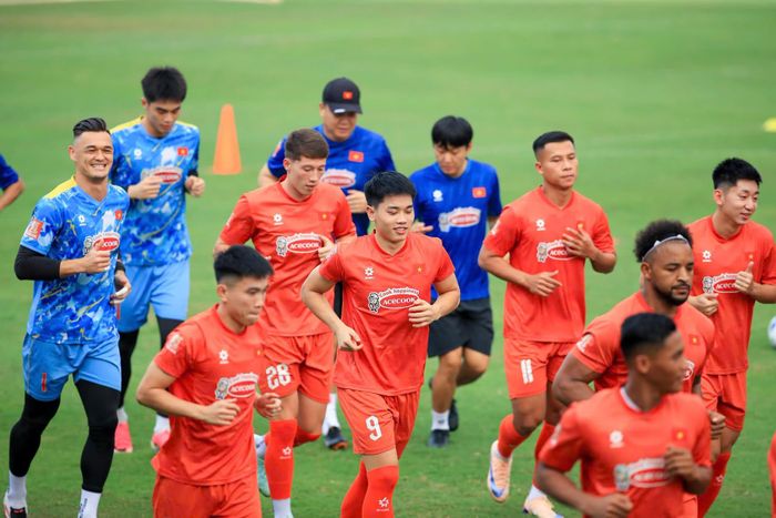 HLV Kim Sang-sik phải tính toán đội hình trong bối cảnh nhiều trụ cột vắng mặt. Ảnh: VFF
