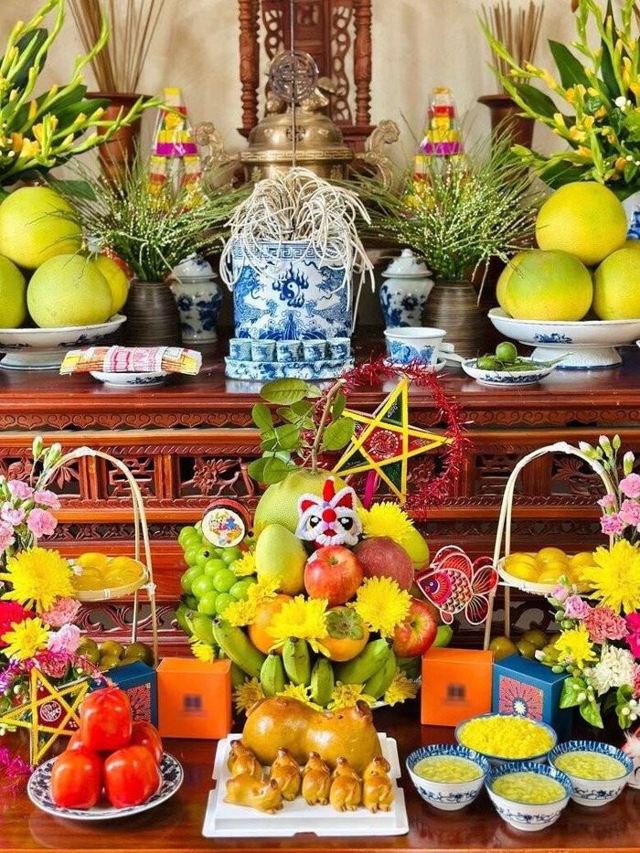 Ban thờ gia tiên ngày Rằm tháng 8. Ảnh: Thời báo VHNT