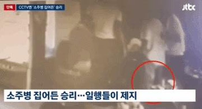 Seungri ra tay "tương tác" với người đàn ông A. Ảnh: JTBC