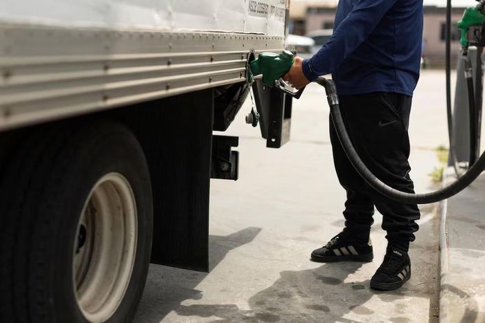 Một công nhân bơm dầu diesel cho xe tải tại San Diego, California, Mỹ, ngày 18/5/2026. Ảnh: Reuters/Mike Blake.