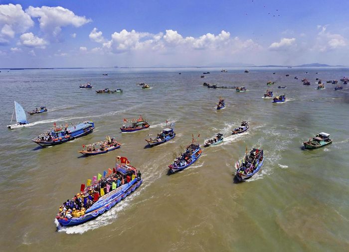 Đoàn ghe, thuyền tham gia nghi lễ Nghinh Ông trên biển Cần Giờ. Ảnh tư liệu.