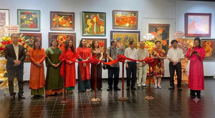 Bảy họa sĩ cùng đại biểu tại lễ khai mạc triển lãm “Lam Hồng”. Ảnh: Tạp chí điện tử Sông Lam.