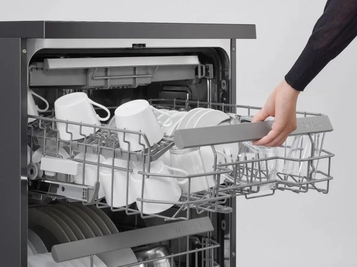 Cho nhầm đồ vào máy rửa bát có thể khiến máy nhanh xuống cấp, biến dạng