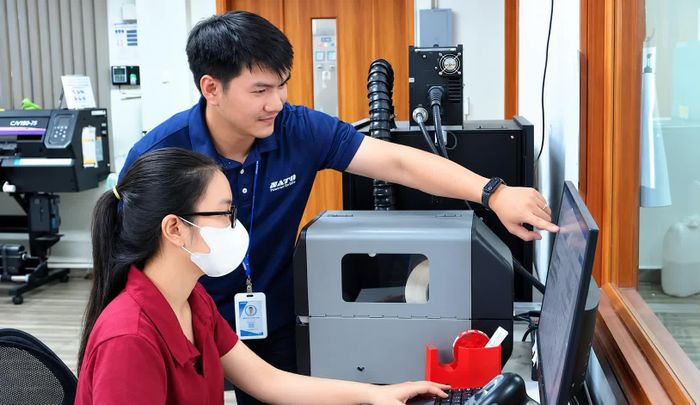 SATO đào tạo cho nhân viên Hayabusa in nhãn RFID.