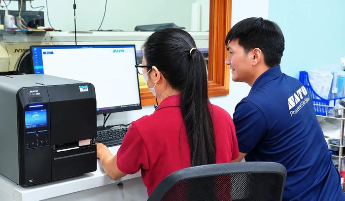 SATO hướng dẫn các công đoạn cho đối tác Hayabusa in nhãn RFID.