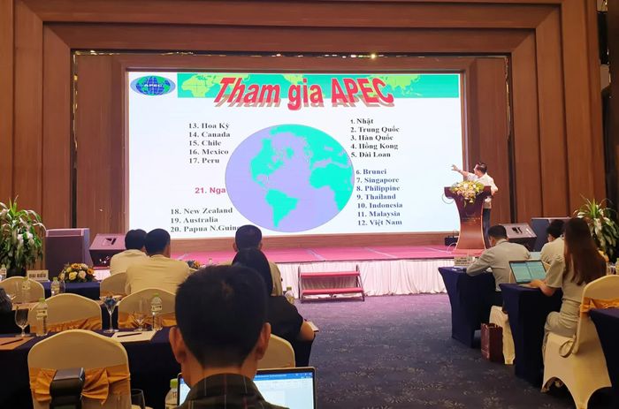 TS.Trịnh Minh Anh, nguyên Vụ trưởng, CVP Ban Chỉ đạo liên ngành Hội nhập kinh tế quốc tế giới thiệu tổng quan về APEC và Năm APEC Việt Nam 2027 .