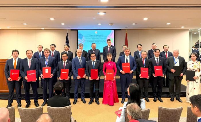 Dưới sự chứng kiến của Tổng Bí thư, Chủ tịch nước Tô Lâm cùng lãnh đạo Đảng, Nhà nước, Chính phủ Việt Nam, Tổng Công ty Lọc hóa dầu Việt Nam đã trao Thỏa thuận khung mua dầu thô với ExxonMobil Châu Á - Thái Bình Dương. Ảnh: Tổng Giám đốc BSR Nguyễn Việt Thắng (thứ 6 từ trái qua, hàng đầu) trao Thỏa thuận khung với đối tác ExxonMobil Châu Á – Thái Bình Dương.