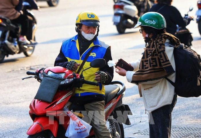 Một tài xế xe ôm công nghệ - Ảnh: TTXVN