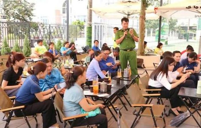Mô hình "Điểm hỗ trợ người dân về chuyển đổi số" tại xã Hưng Long, TPHCM