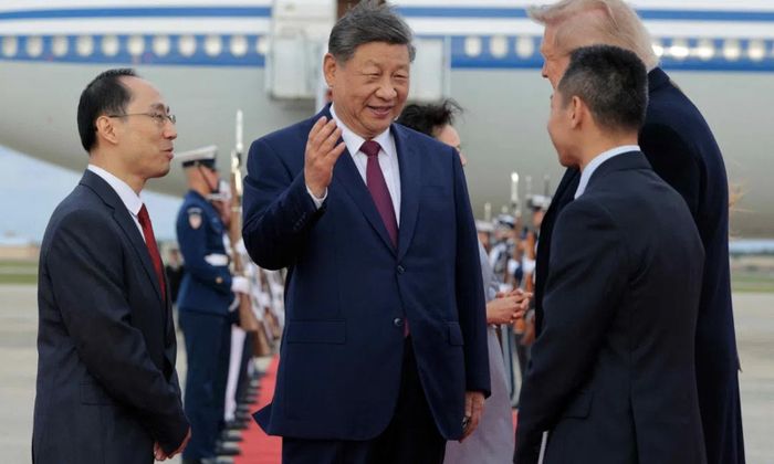 Ông Tập và ông Trump tại sân bay - Ảnh: Reuters