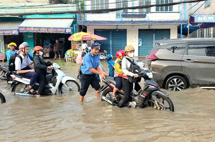 Đường ngập sâu khiến việc đi học, đi làm của người dân gặp khó khăn.