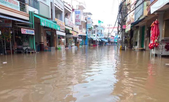Nhiều cửa hàng tại chợ Bình Thuỷ đóng cửa vì ngập sâu.