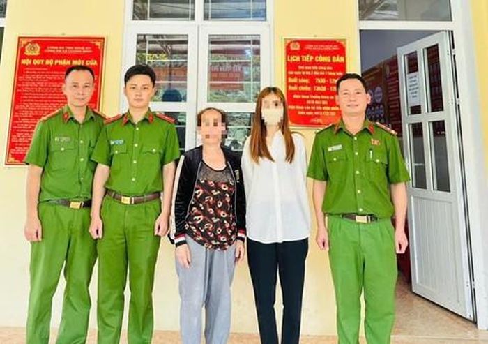 Công an xã Lượng Minh bàn giao chị L.T.K.C. cho gia đình sau khi trở về nước an toàn