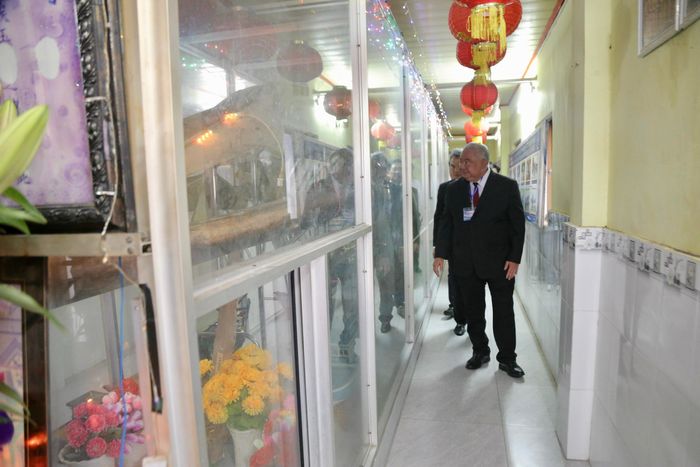 Du khách tham quan tiêu bản cá Ông