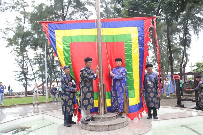 Nghi thức kéo cờ tại lễ hội