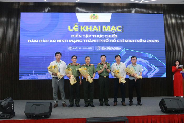 Đại tá Lê Công Anh – Phó Giám đốc Công an TPHCM tặng hoa cho các thành viên ban giám khảo