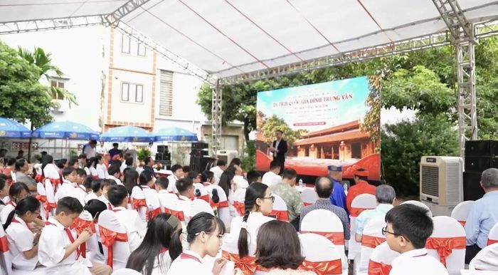 Chương trình livestream và tiết học trải nghiệm tại Di tích quốc gia Đình Trung Văn giúp học sinh phường Đại Mỗ tìm hiểu lịch sử, kiến trúc, nghi lễ truyền thống, qua đó nâng cao ý thức gìn giữ di sản quê hương.