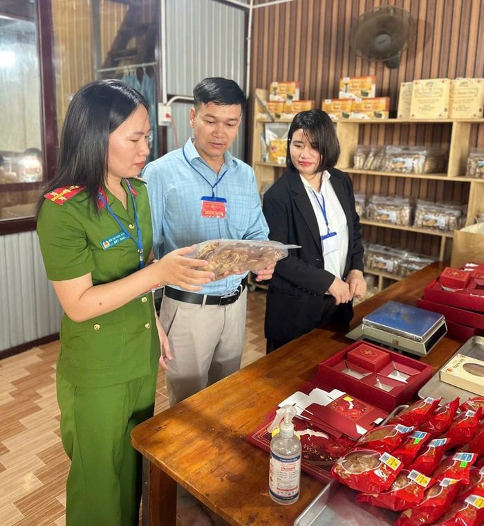 Đoàn kiểm tra khu vực đóng gói thành phẩm của Công ty Cổ phần Sản xuất Nông sản Hà Chuẩn.