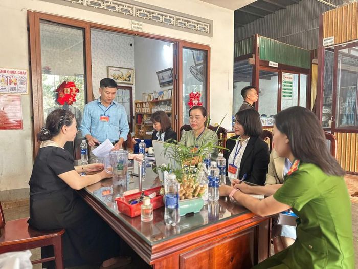 Đoàn kiểm tra làm việc và tra đổi với bà Hà giám đốc Công ty Cổ phần Sản xuất Nông sản Hà Chuẩn.