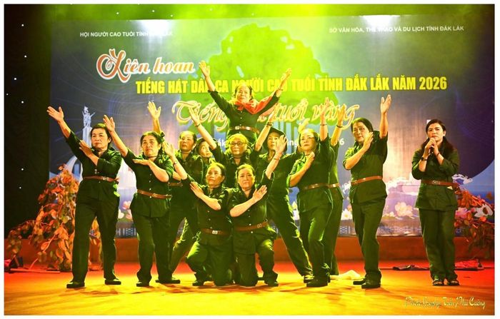 Tiết mục Nguyện theo di chúc Bác Hồ. CLB Liên thế hệ người cao tuổi thôn 11, xã Ea Kar đạt giải A tại liên hoan. Ảnh phú cường