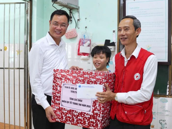 Bí thư Thành ủy Lê Ngọc Quang trao quà Trung thu, động viên các em tại Trung tâm Nuôi dạy trẻ mồ côi Chữ thập đỏ thành phố.