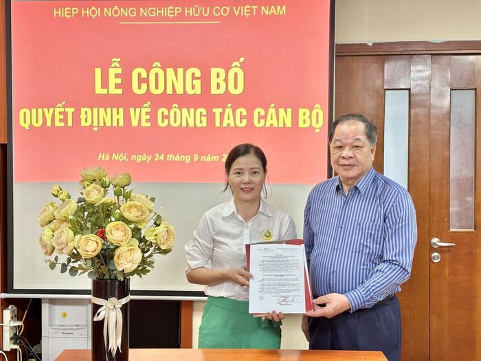 TSKH. Hà Phúc Mịch, Chủ tịch Hiệp hội Nông nghiệp hữu cơ Việt Nam, trao quyết định bổ nhiệm Phó Giám đốc Bio-TCORTS cho bà Mai Thị Lan Hương.